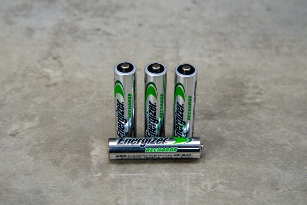 Energizer Recharge Power Plus AAA 700mAh una batería acostado