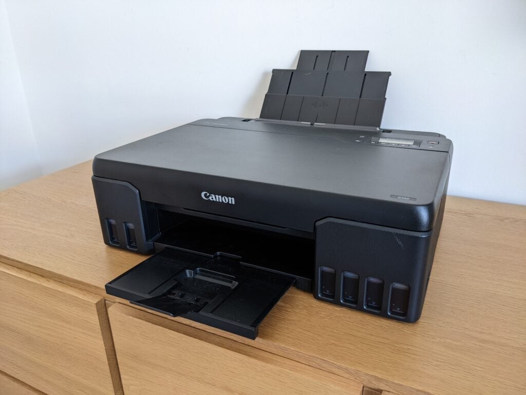 La Canon PIXMA G550 sobre un escritorio
