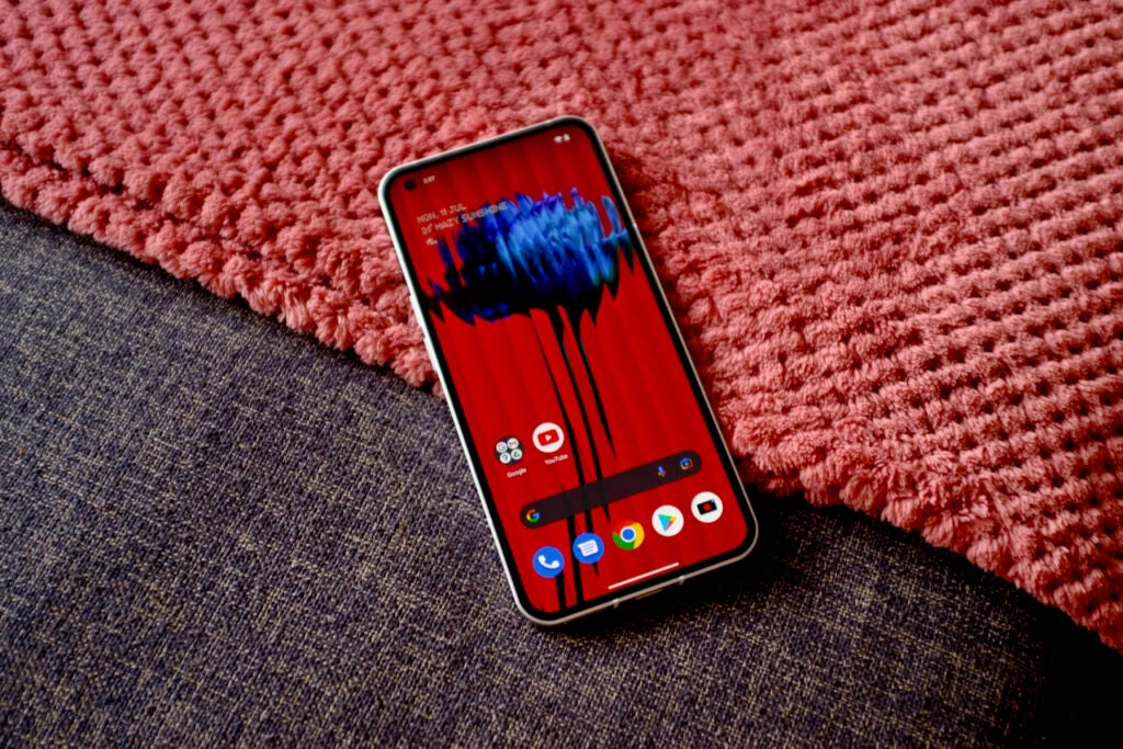 El Nothing Phone 1 con fondo rojo