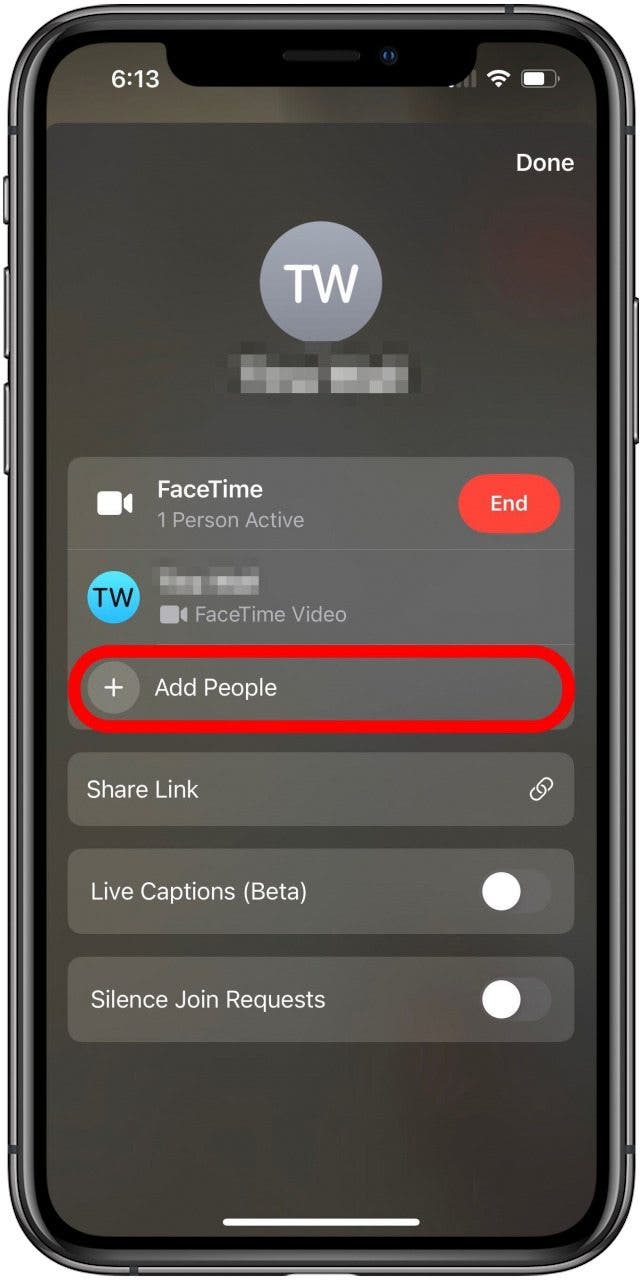 Aplicación FaceTime con el menú de una llamada activa abierto y la opción Añadir personas marcada.