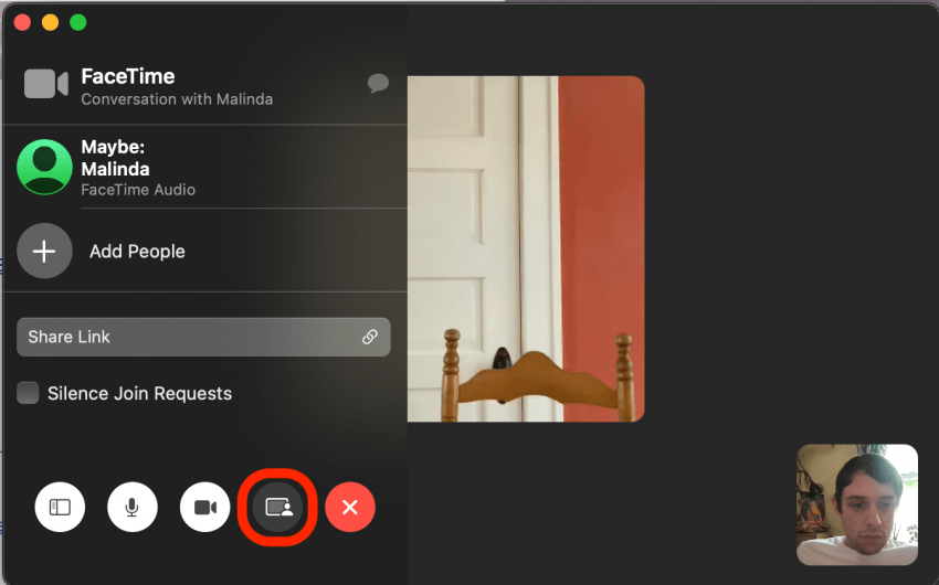 Una vez que esté en una llamada FaceTime, haga clic en el icono Compartir pantalla.  Así es como se comparte la pantalla. 