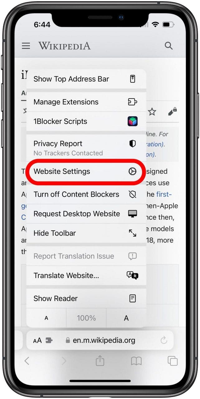 Safari en iOS con el menú AA abierto y la opción Configuración del sitio web marcada.