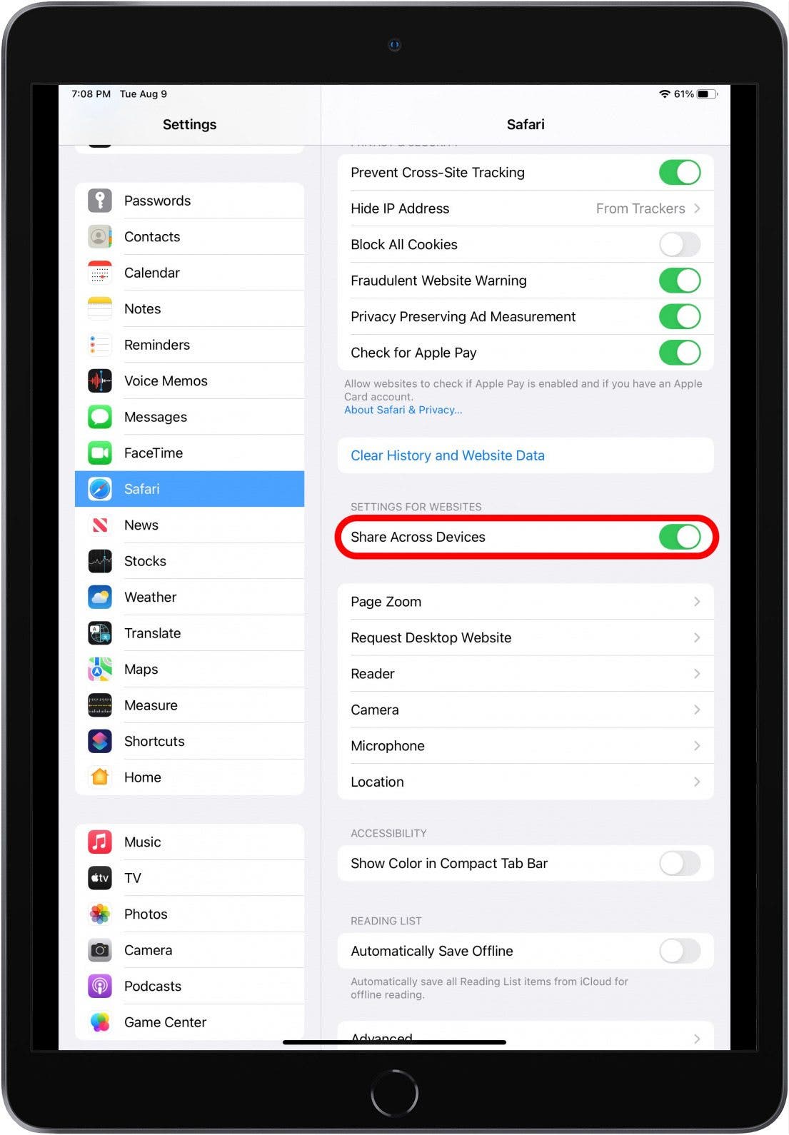 Configuración del iPad con la configuración de Safari abierta y la opción Compartir entre dispositivos marcada.