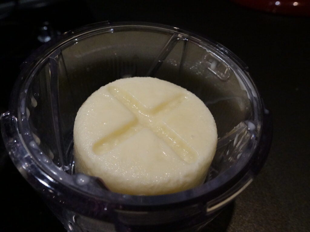 Disco de leche condensada antes de ser chaveado en el accesorio para raspado de KitchenAid