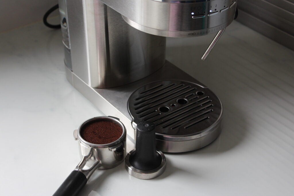 Café molido en la máquina de espresso KitchenAid Artisan