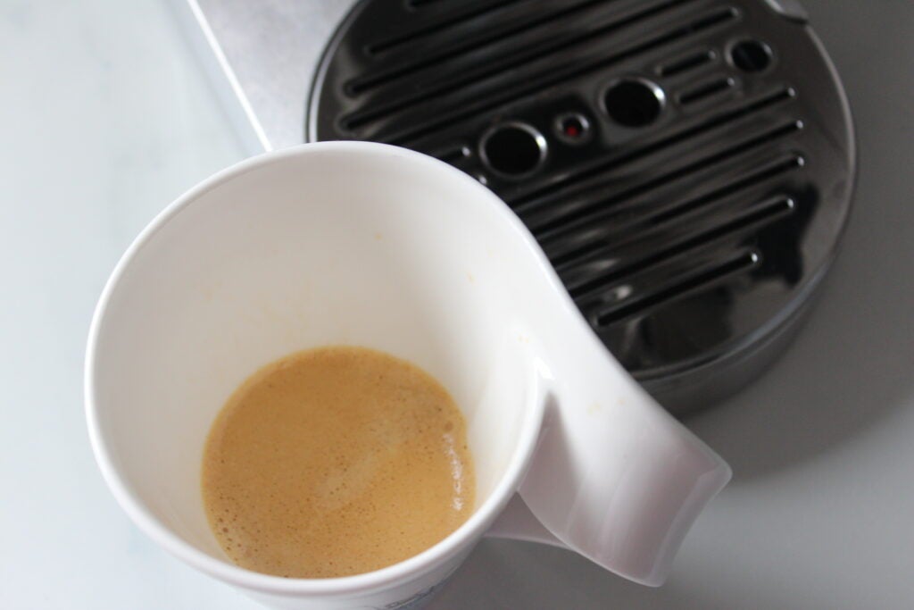 Espresso hecho en la máquina de espresso KitchenAid Artisan