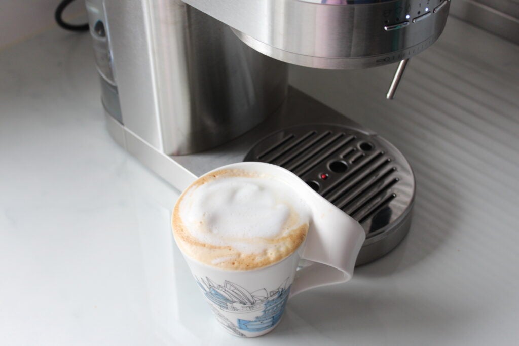 Leche espumosa hecha en la máquina de espresso KitchenAid Artisan