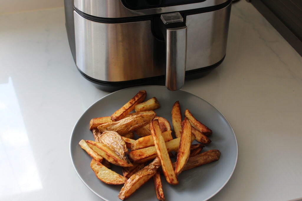 Patatas fritas después de cocinarlas en la freidora de aire Quick 5.5 litros 33889