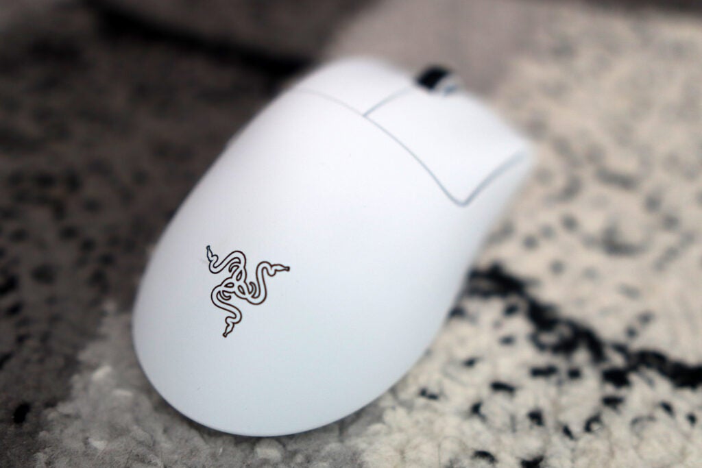 El logo de Razer en el mouse