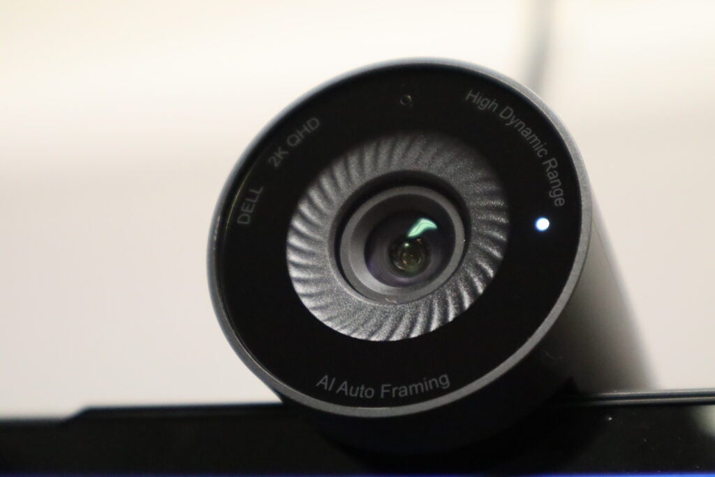 La lente de la cámara de la cámara web Dell Pro