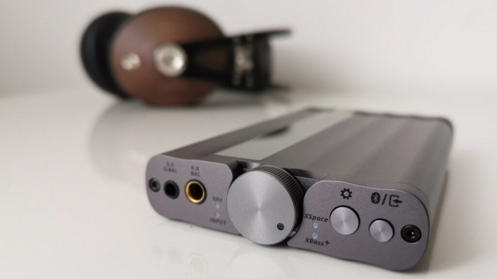 iFi xDSD Gryphon con Meze Audio 99 Clásicos
