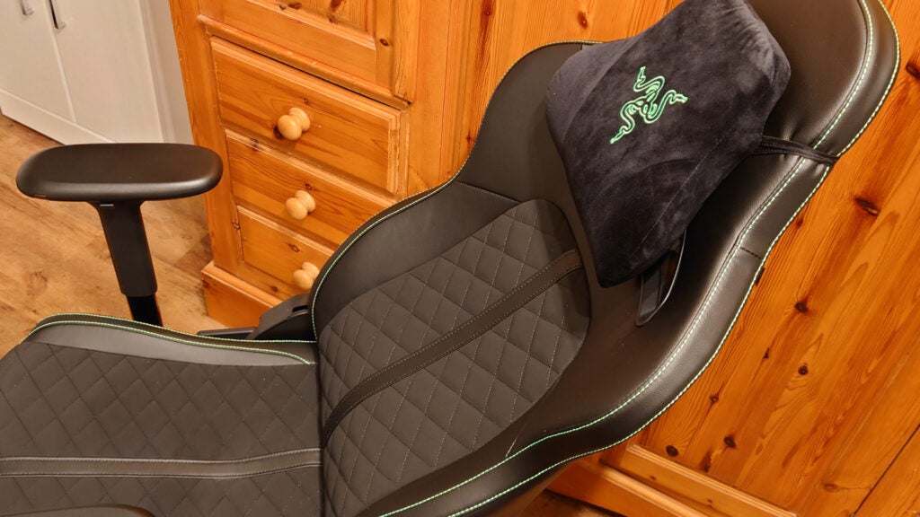 La silla Razer reclinada, con la almohada del reposacabezas a la vista