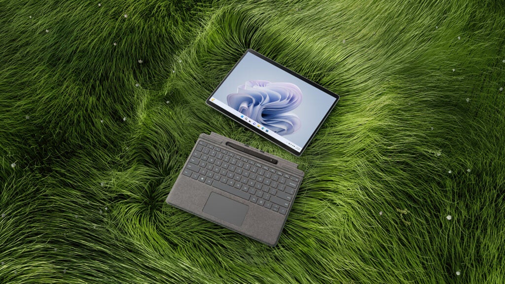 La Surface Pro 9 en un poco de hierba