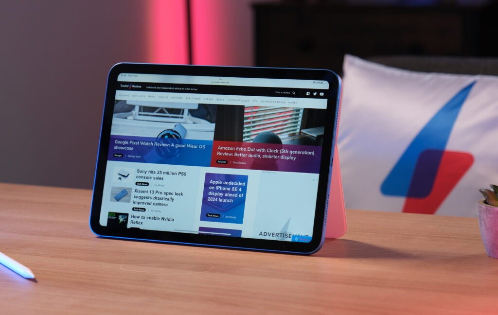 iPad de Apple en el escritorio que muestra el sitio web de noticias tecnológicas.