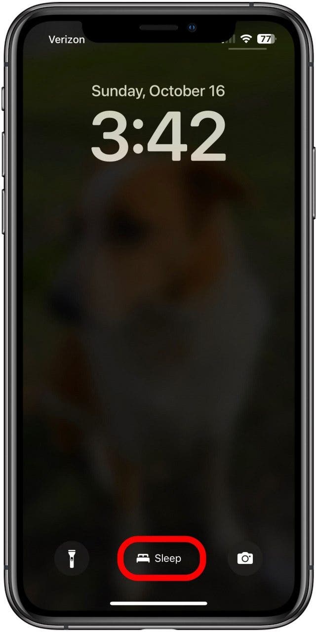 Bloquee la pantalla mientras el iPhone está en Modo de suspensión y el nombre del modo, Suspensión, está marcado en la parte inferior de la pantalla.