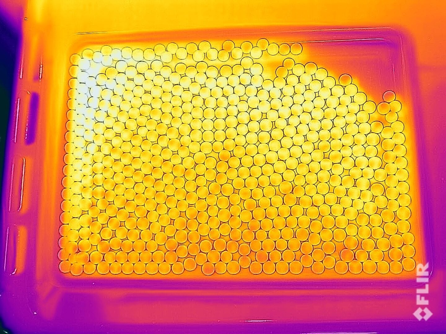 Imagen de calor de nivel medio del horno Samsung Bespoke Series 5 NV7B5750TAK/U4 con Dual Cook Flex