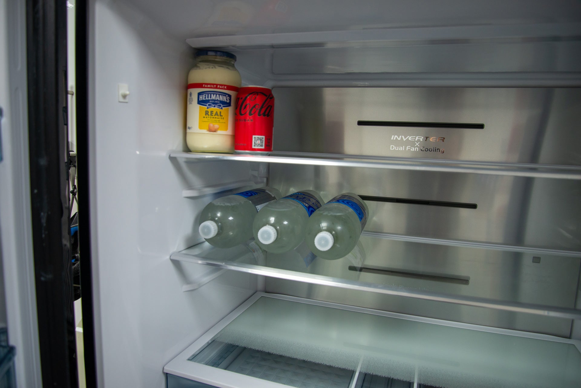 Hitachi R-WB640VGB botellas, tarros y latas en el frigorífico principal
