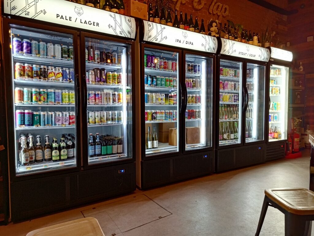 Asus ROG 6D Ultimate toma de un refrigerador de cerveza
