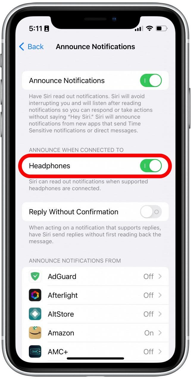 Si desea que Siri siga anunciando notificaciones, pero no cuando sus AirPods estén conectados, toque el interruptor junto a Auriculares.