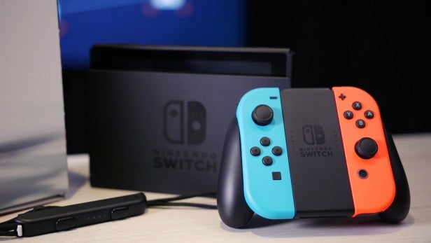 Consola Nintendo Switch en Azul y Rojo