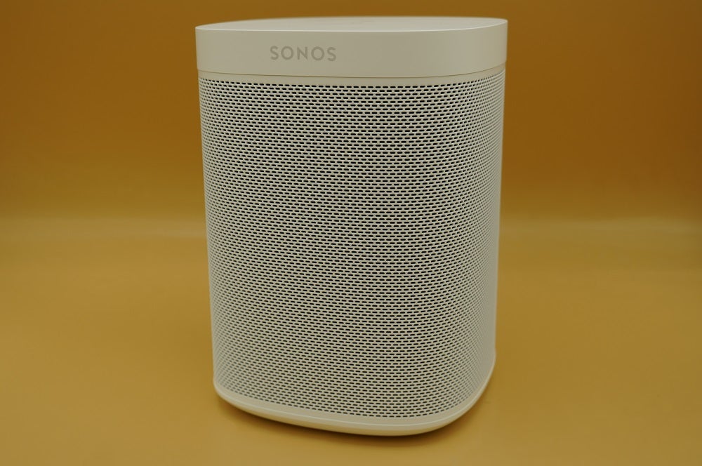 Un altavoz Sonos One SL blanco sobre una mesa
