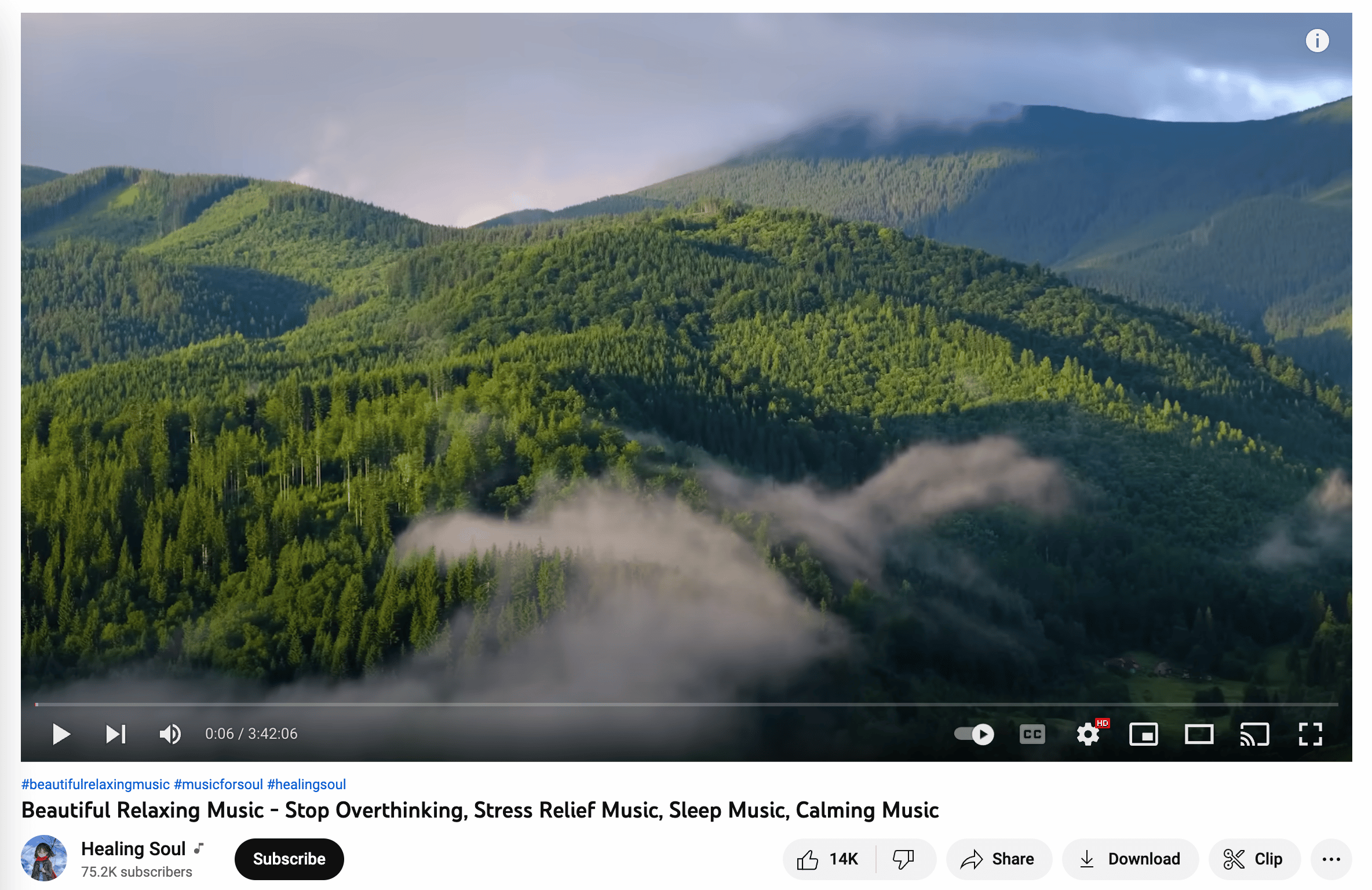 video de meditación del alma curativa que muestra la cima de una montaña verde nublada