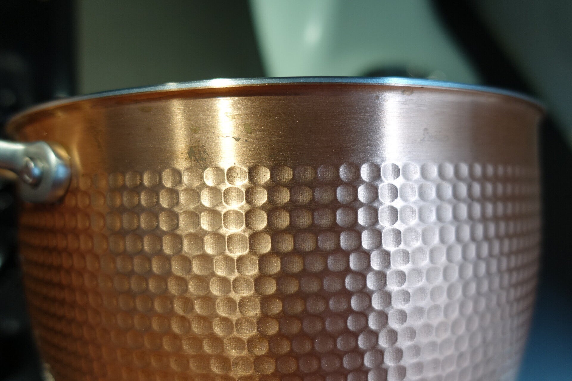 Detalle del tazón de la batidora con pie Blossom de la serie Design de KitchenAid