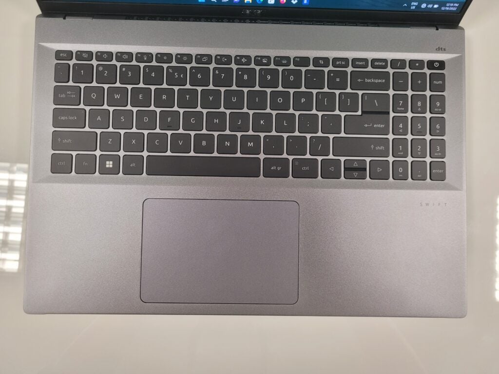 Una mirada hacia abajo en el teclado de la computadora portátil