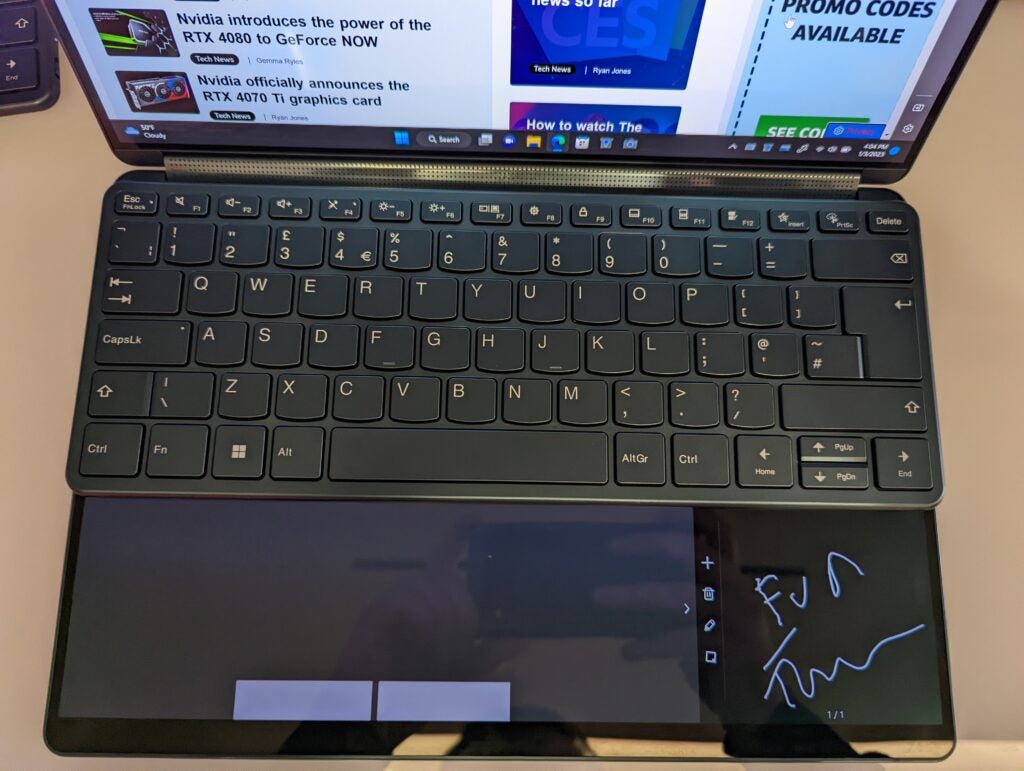 El teclado Bluetooth en la parte superior de la pantalla inferior