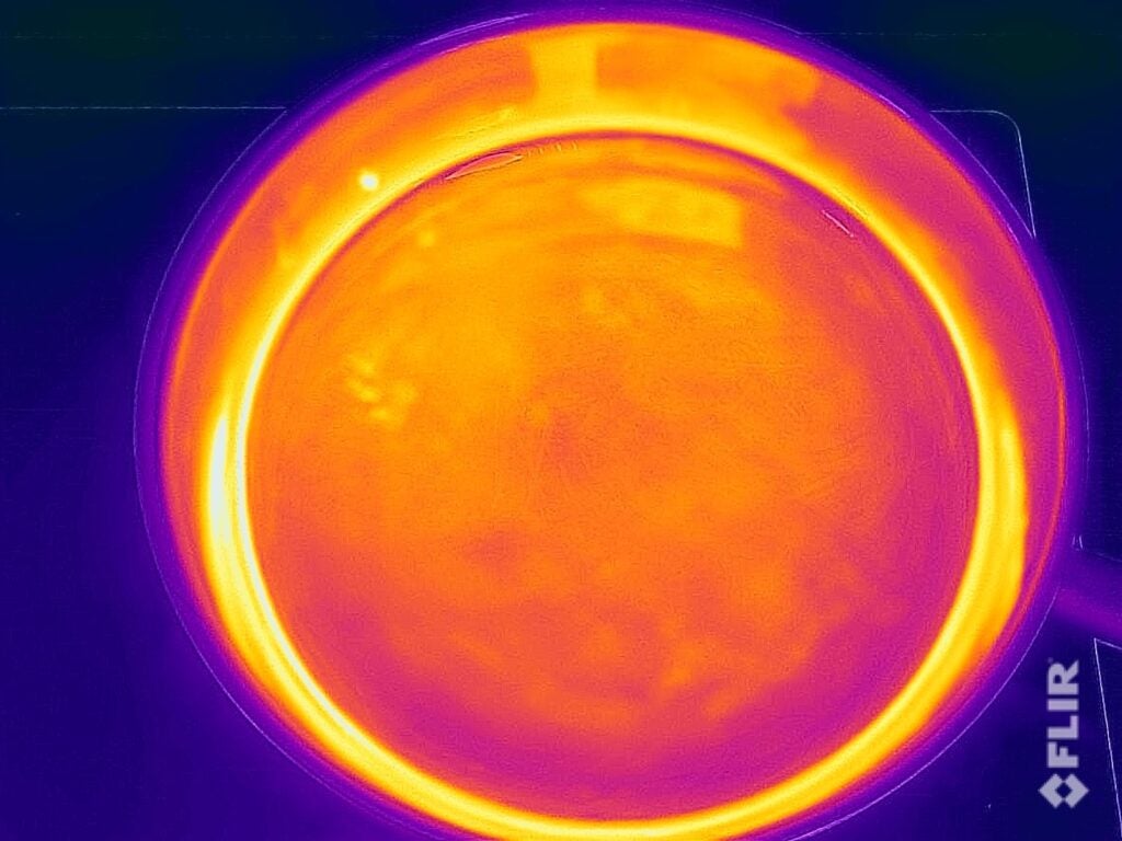 Imagen térmica de la placa de cocción eléctrica de inducción Flexi Zone TS 5760F NE Hotpoint