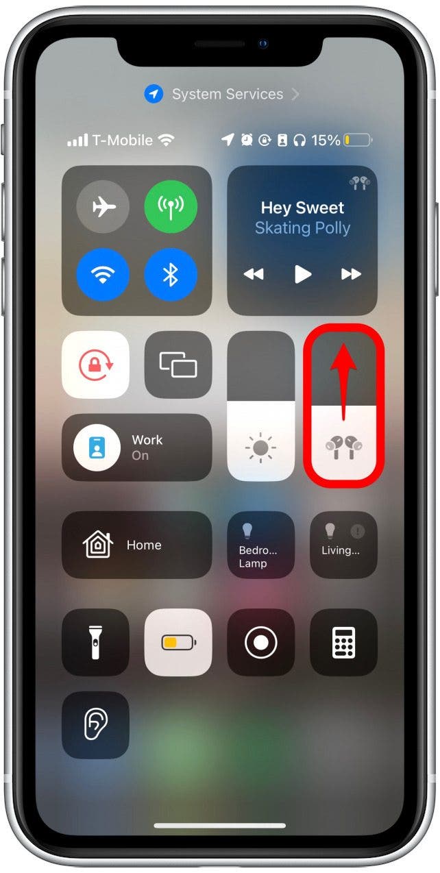 El control deslizante de volumen mostrará un ícono de AirPods si tus AirPods están conectados.  Puede deslizar el volumen hacia arriba o hacia abajo en esta pantalla.