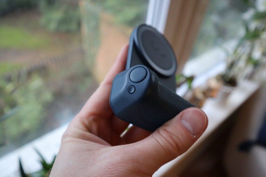 Hay dos botones en ShfitCam SnapGrip, un botón de obturador físico y un botón de cargador MagSafe
