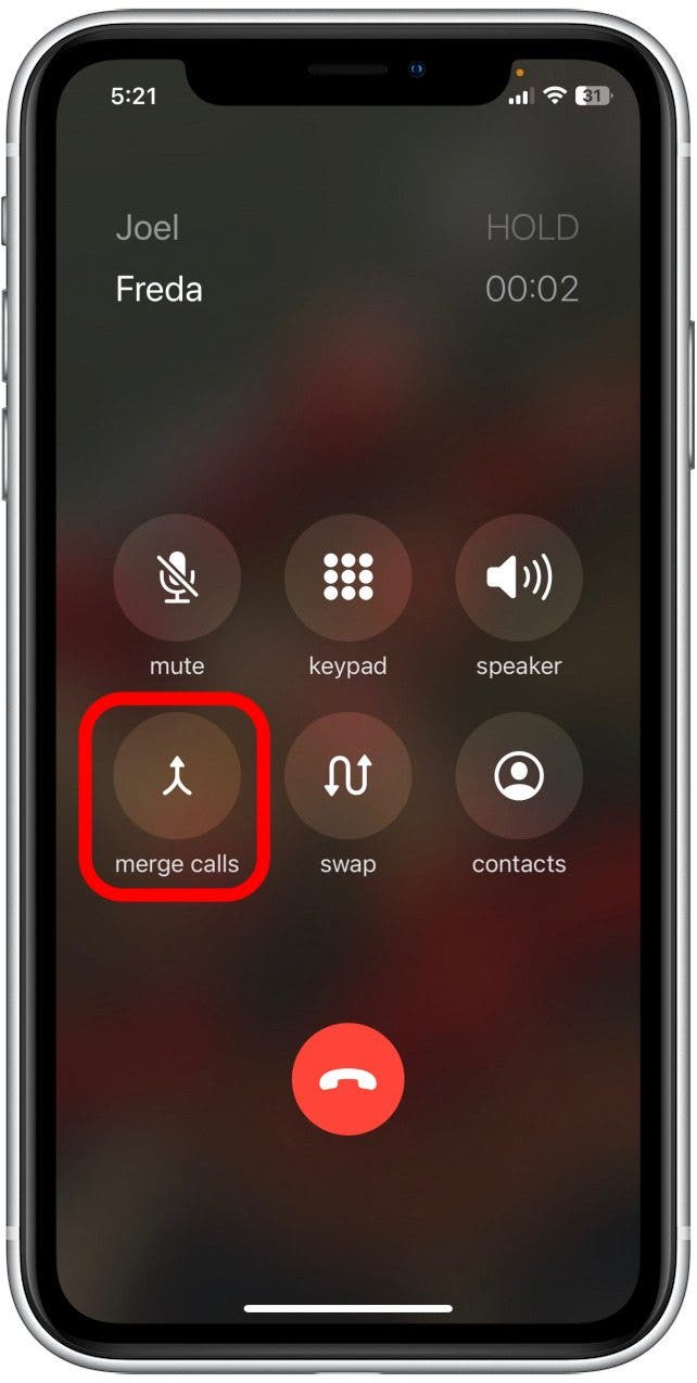 Toque Fusionar llamadas para crear una llamada de tres vías en su iPhone.
