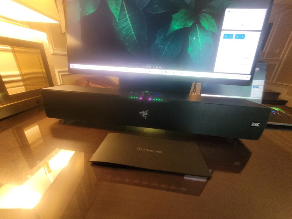 El Razer Leviathan V2 Pro sentado debajo del monitor.