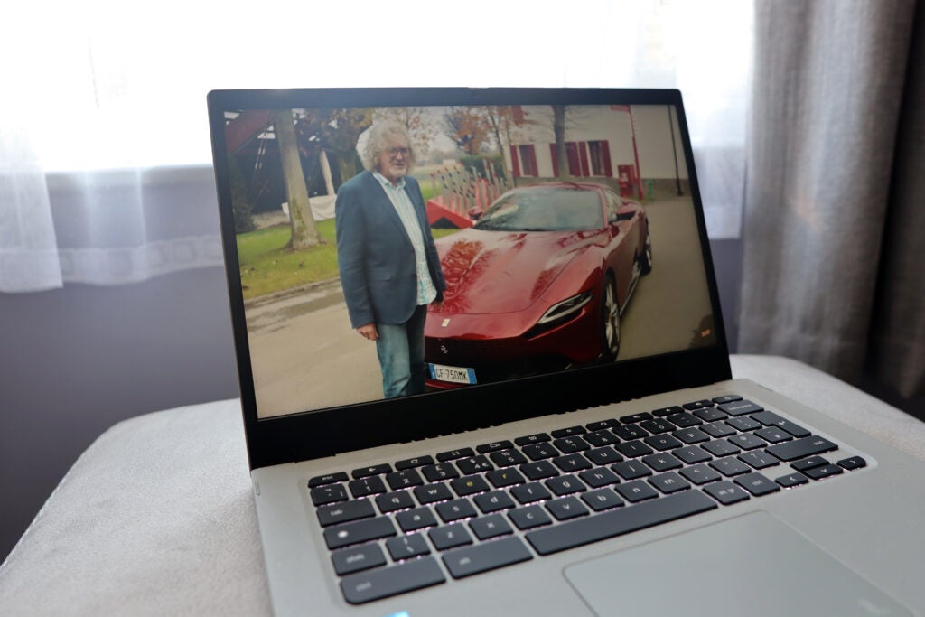 El Acer Chromebook Vero 514 que muestra a James May: Our Man In Italy 