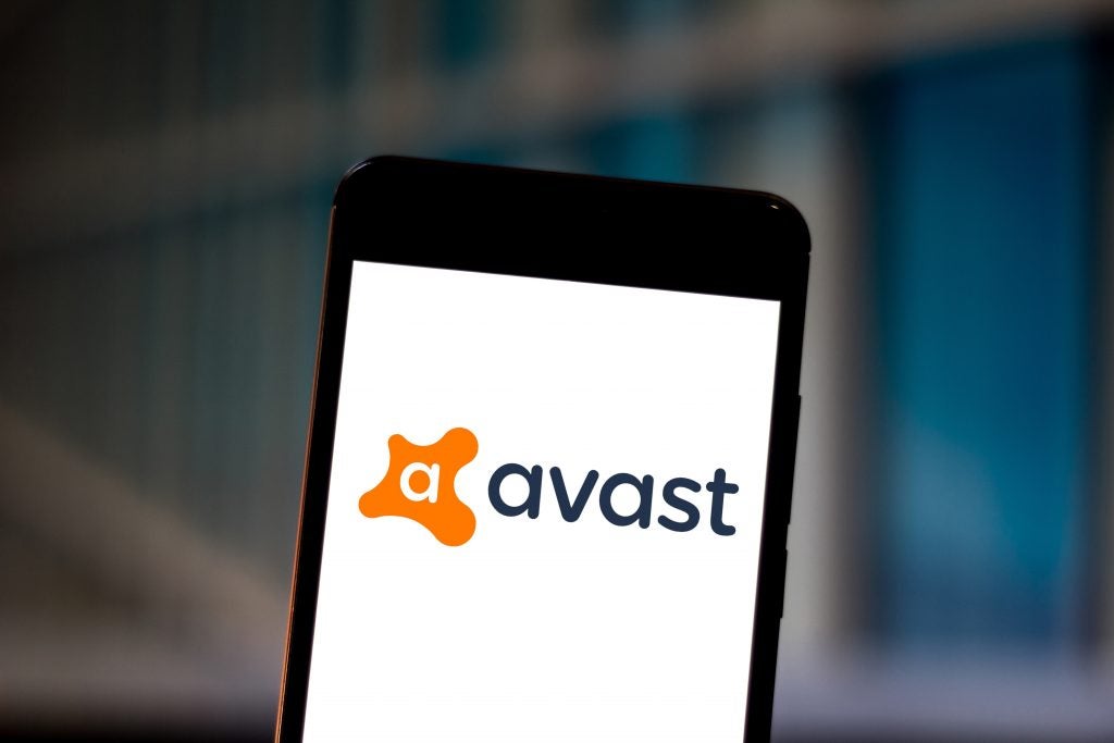 Una imagen que muestra un teléfono inteligente que muestra el logotipo de Avast