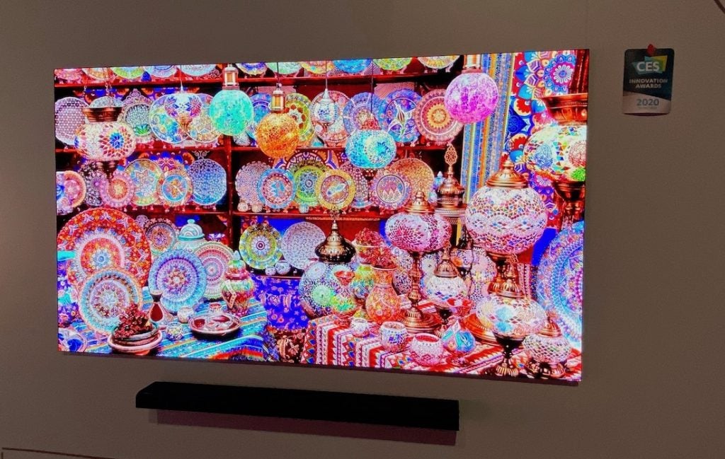 Un televisor Samsung 75 Micro LED montado en una pared que muestra una imagen de vajilla