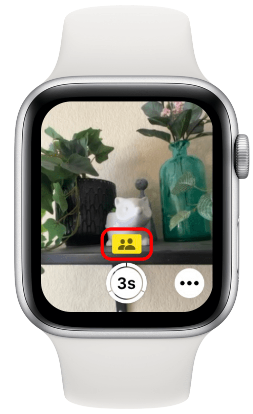 Captura de pantalla de la pantalla de la aplicación de cámara Apple Watch con el icono de biblioteca compartida resaltado