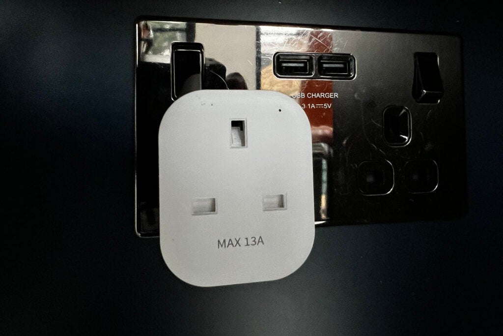 Meross Smart Wi-Fi Plug Mini enchufado