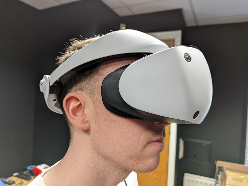 La PlayStation VR 2 en la cabeza de nuestro miembro del personal