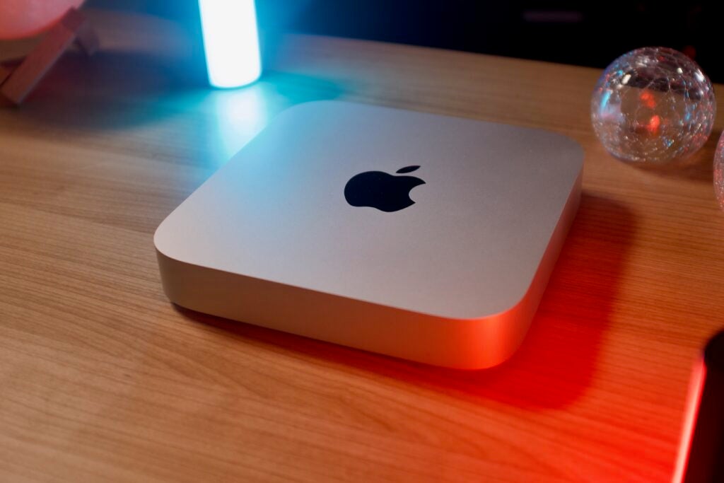 Apple Mac Mini 2023 de lado