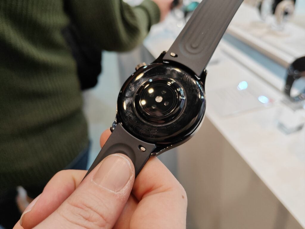 La parte trasera del Xiaomi Watch S1 Pro recoge fácilmente las huellas dactilares