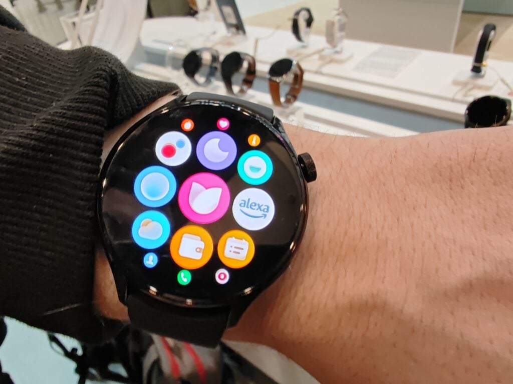 La bandeja de aplicaciones del Xiaomi Watch S1 Pro incluye soporte para Amazon Alexa