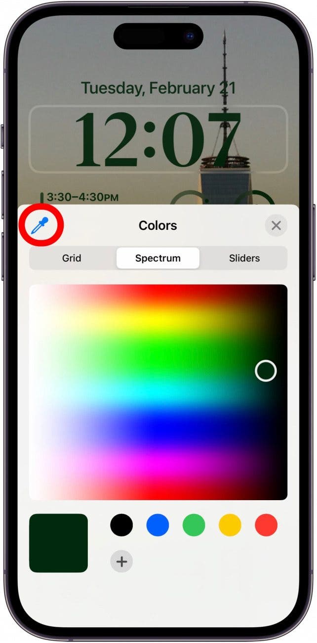 También puede tocar el ícono del gotero de pintura para elegir un color de su fondo de pantalla para que el color del reloj coincida mejor.