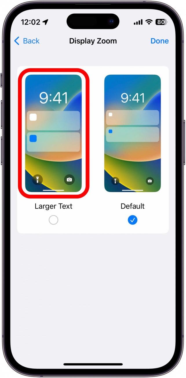 Texto más grande hará que el texto en su dispositivo sea más grande, incluido el reloj de la pantalla de bloqueo.  También ampliará los iconos de las aplicaciones y otros elementos de la interfaz de usuario.