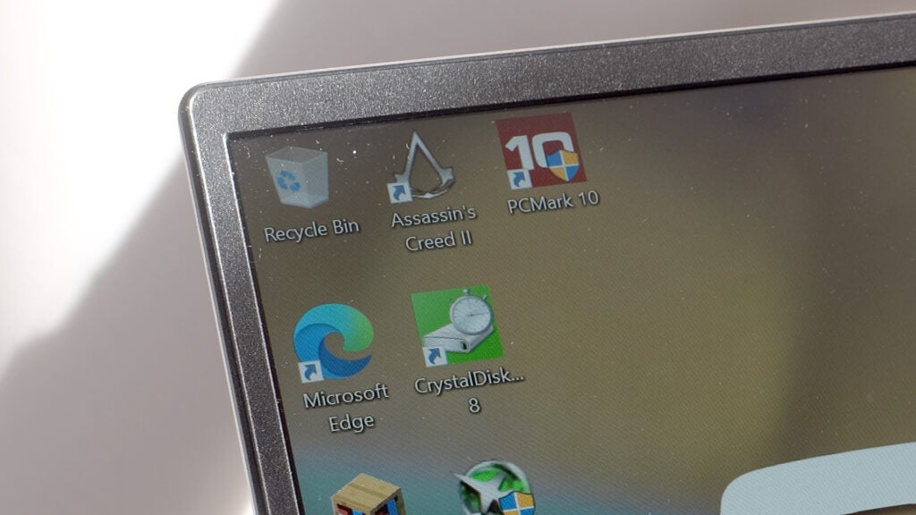 El bisel de la pantalla del Acer Swift 1