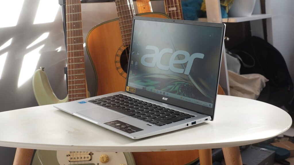 El Acer Swift 1 en un escritorio