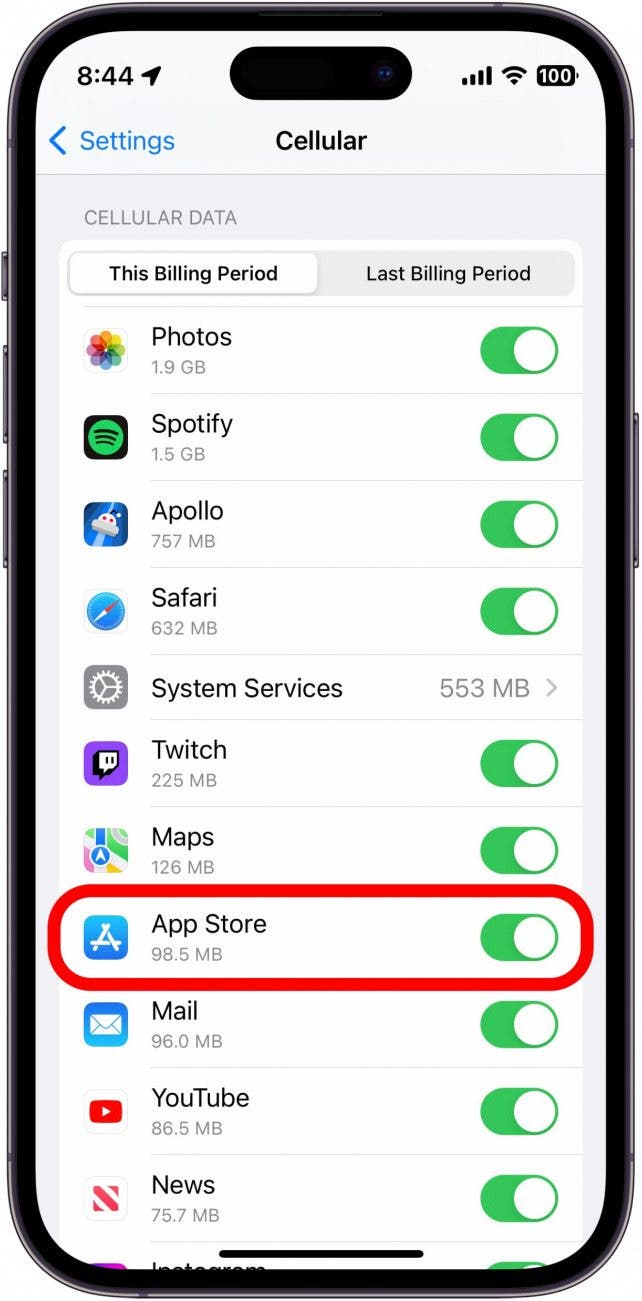 Desplácese hacia abajo y busque la App Store en la lista de Datos móviles.  Asegúrese de que la palanca esté verde y colocada a la derecha para indicar que App Store tiene acceso a datos móviles.