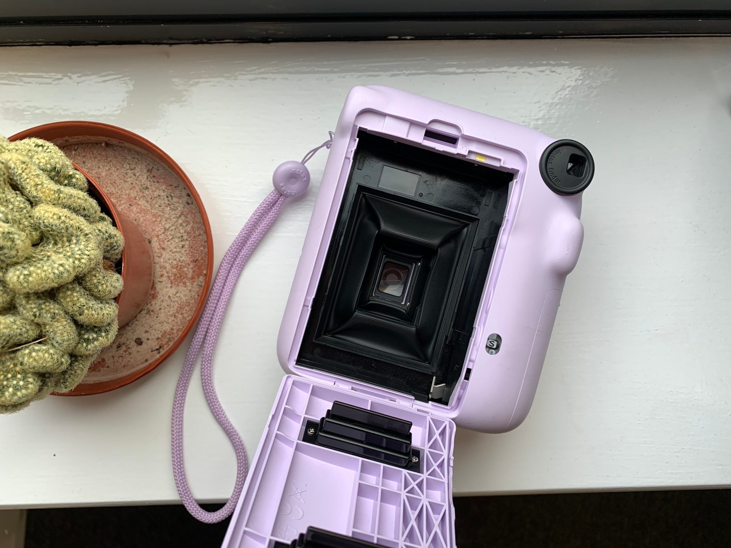 Cómo cargar película en una cámara Instax Mini