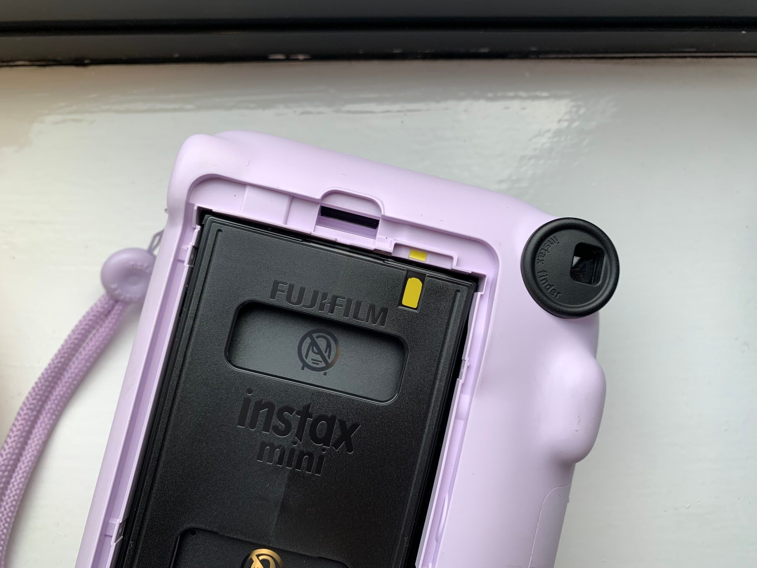 Cómo cargar película en una cámara Instax Mini